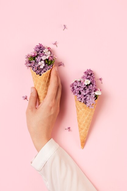 Elegante concepto de comida ecológica con flores en cono de helado