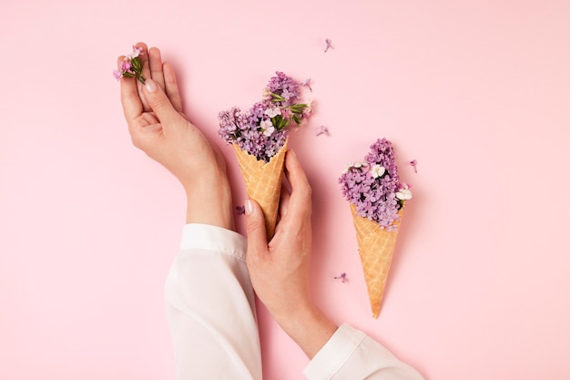 Elegante concepto de comida ecológica con flores en cono de helado