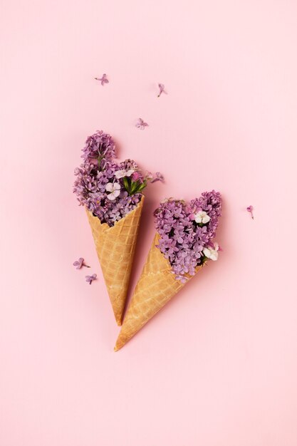 Elegante concepto de comida ecológica con flores en cono de helado