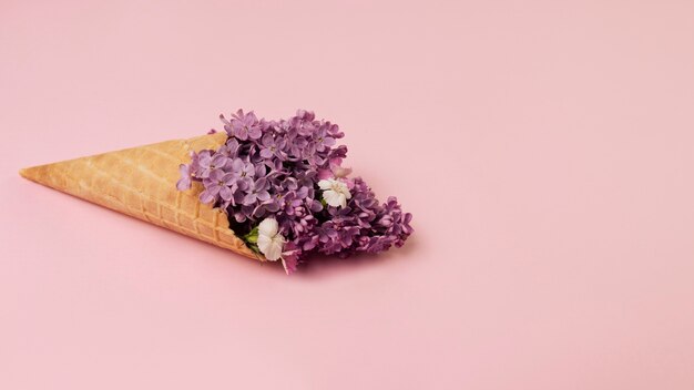 Elegante concepto de comida ecológica con flores en cono de helado