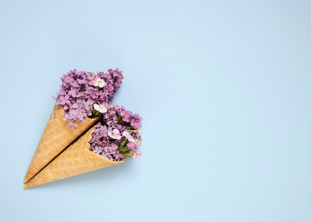 Elegante concepto de comida ecológica con flores en cono de helado