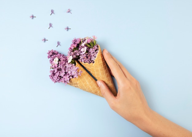 Foto gratuita elegante concepto de comida ecológica con flores en cono de helado