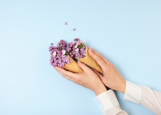 Elegante concepto de comida ecológica con flores en cono de helado