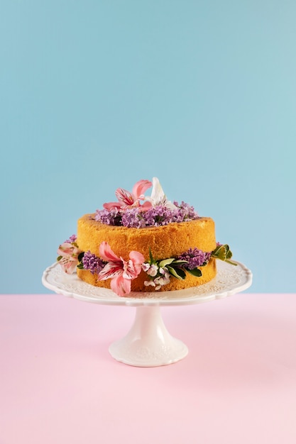 Elegante concepto de comida ecológica con flores en el pastel