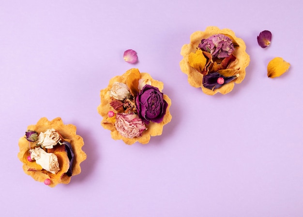 Elegante concepto de comida ecológica con flores en tarta de postre