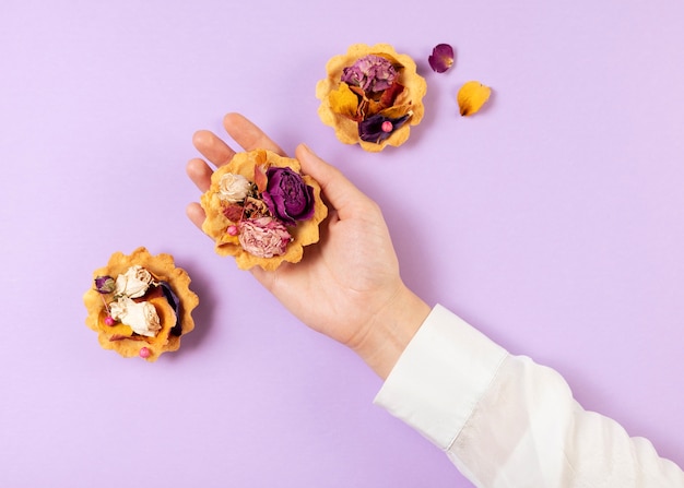 Elegante concepto de comida ecológica con flores en tarta de postre