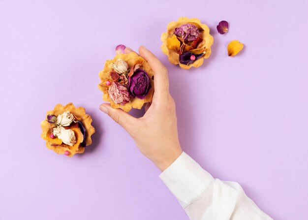 Elegante concepto de comida ecológica con flores en tarta de postre