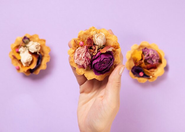 Elegante concepto de comida ecológica con flores en tarta de postre