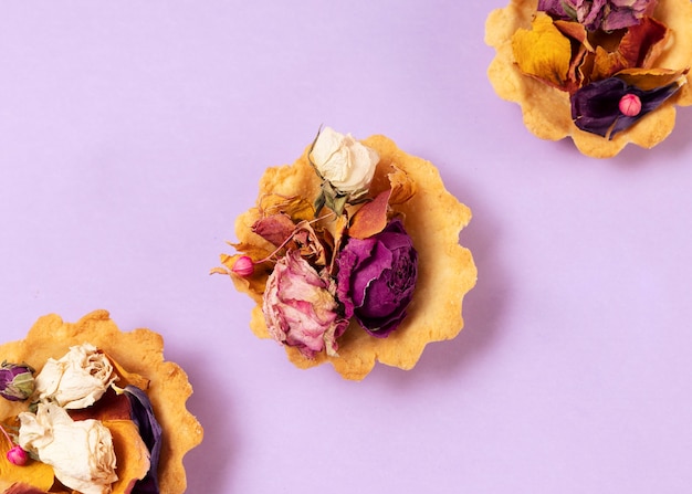 Elegante concepto de comida ecológica con flores en tarta de postre