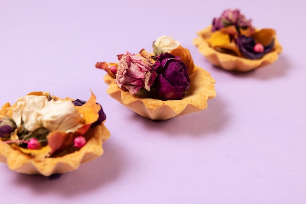 Foto gratuita elegante concepto de comida ecológica con flores en tarta de postre