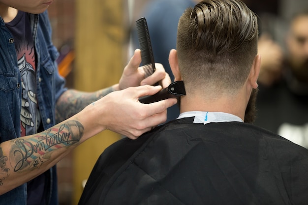 Elegante corte de pelo en barbería