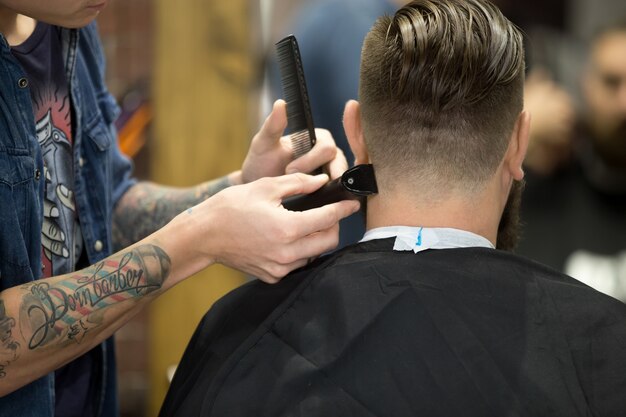 Elegante corte de pelo en barbería