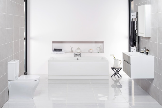 Foto gratuita elegante cuarto de baño minimalista con inodoro, bañera y lavabo blancos