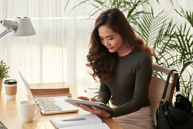 Elegante dama de negocios con tableta digital