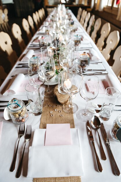 Elegante decoración de mesa en un restaurante para celebraciones