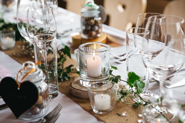 Elegante decoración de mesa en el restaurante