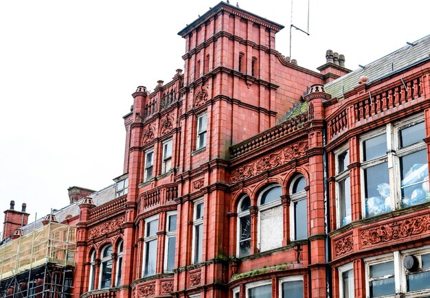 Elegante edificio de ladrillo rojo en un casco antiguo