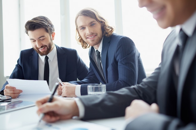 Elegante ejecutivo con sus compañeros de trabajo