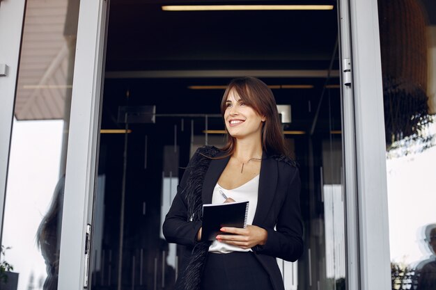 Elegante empresaria trabajando en una oficina