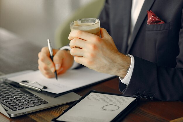 Elegante empresario trabajando en un café