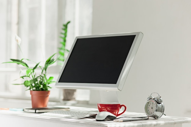 Elegante espacio de trabajo con computadora en casa o estudio