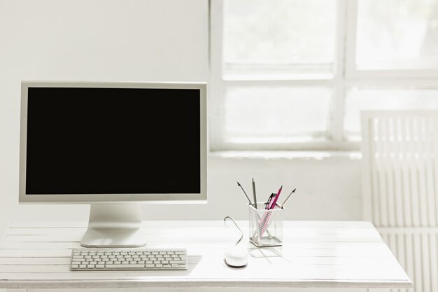 Elegante espacio de trabajo con computadora en casa o estudio