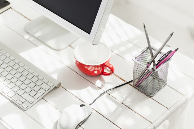 Elegante espacio de trabajo con computadora en casa o estudio