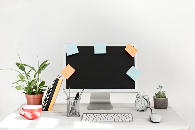 Elegante espacio de trabajo con computadora en casa o estudio