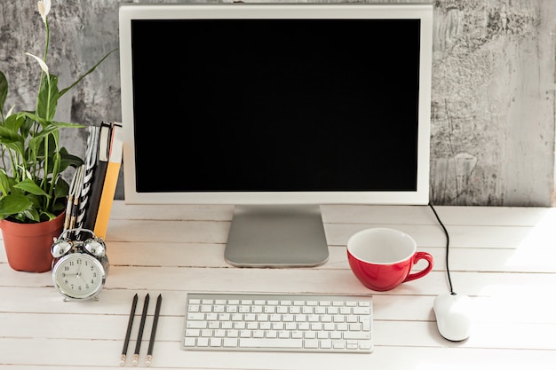 Elegante espacio de trabajo con computadora en casa o estudio