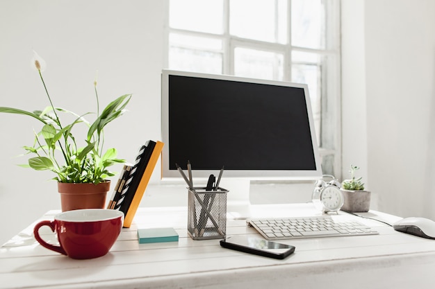 Elegante espacio de trabajo con computadora en casa