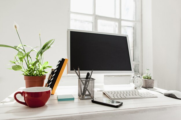 Elegante espacio de trabajo con computadora en casa