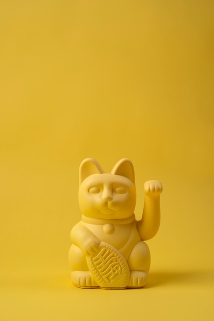 Foto gratuita elegante estatua de maneki neko