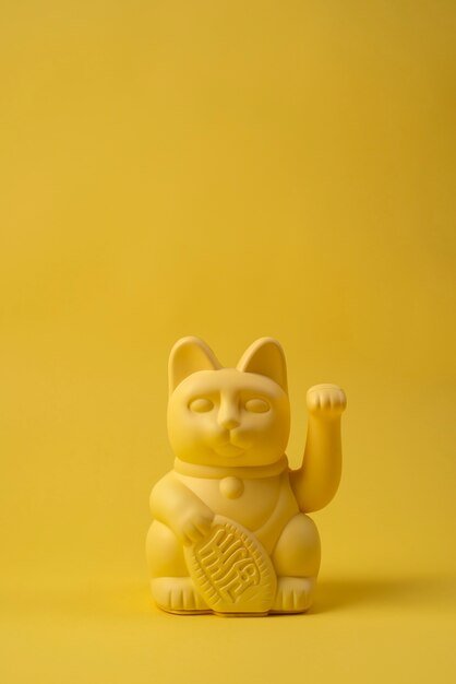 Elegante estatua de maneki neko