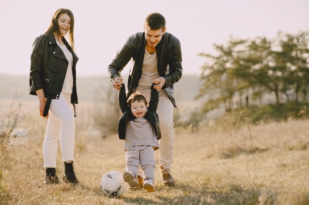 Elegante familia caminando en un campo soleado