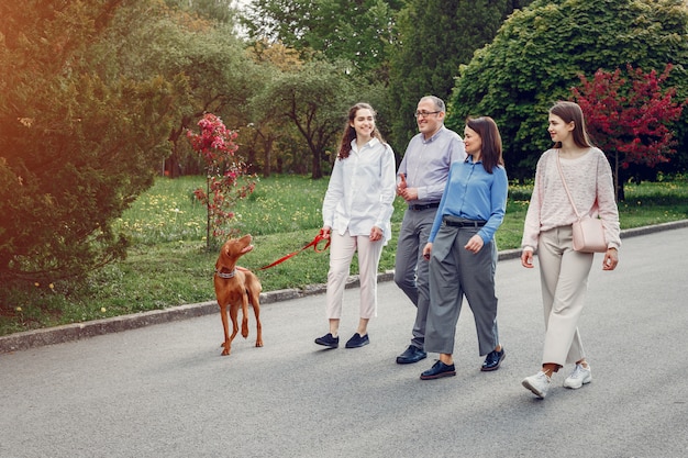 Foto gratuita elegante familia pasar tiempo en un parque de verano