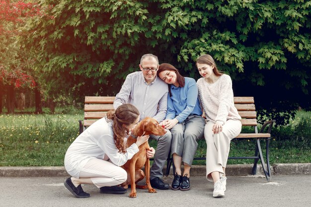 Elegante familia pasar tiempo en un parque de verano