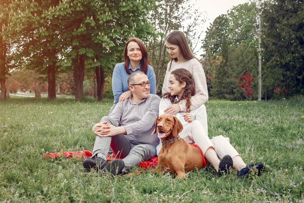 Elegante familia pasar tiempo en un parque de verano