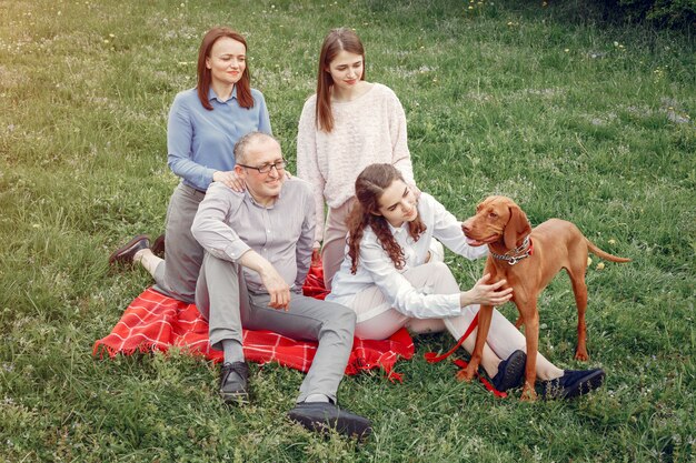 Elegante familia pasar tiempo en un parque de verano