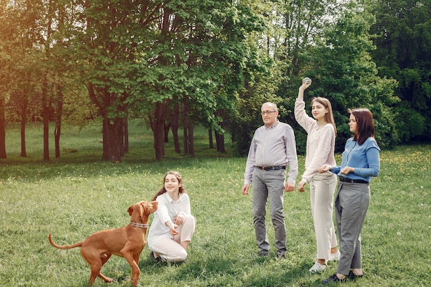 Elegante familia pasar tiempo en un parque de verano