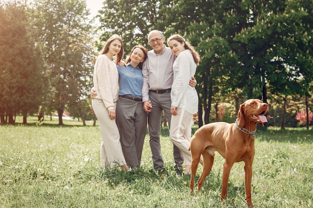 Elegante familia pasar tiempo en un parque de verano