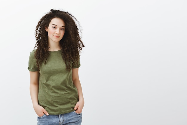 elegante hermosa mujer con cabello rizado