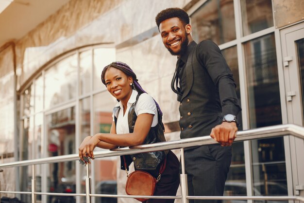 Una elegante y hermosa pareja de piel oscura en una ciudad