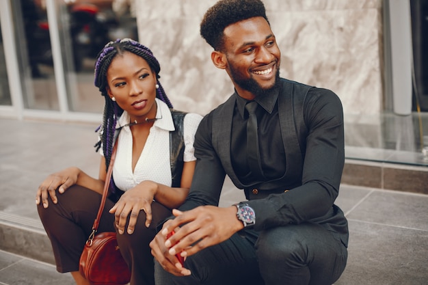 Una elegante y hermosa pareja de piel oscura en una ciudad