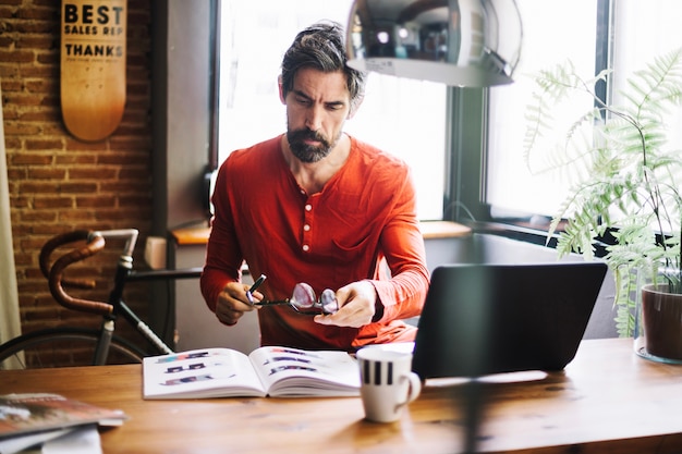 Elegante hombre adulto trabajando en el escritorio