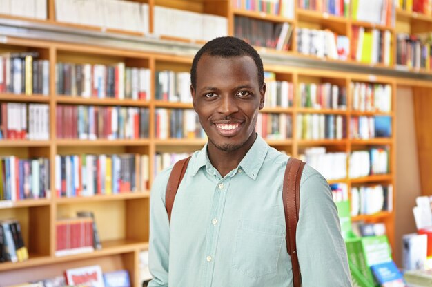 Elegante hombre afroamericano en biblioteca