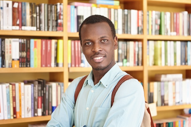 Elegante hombre afroamericano en biblioteca