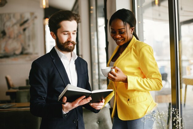 Elegante hombre de negocios trabajando en una oficina con pareja