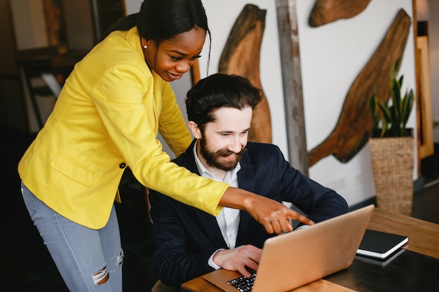 Elegante hombre de negocios trabajando en una oficina con pareja