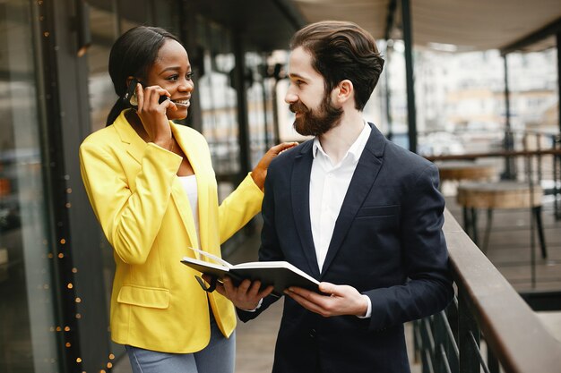 Elegante hombre de negocios trabajando en una oficina con pareja