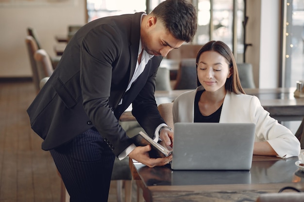 Elegante hombre de negocios trabajando en una oficina y usar el teléfono